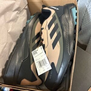 Adidas Men's Black and Tan Sneakers